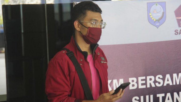 El hombre viral de Indonesia utilizó un nicab que cubría su rostro y la identificación de su esposa. Foto: AP.