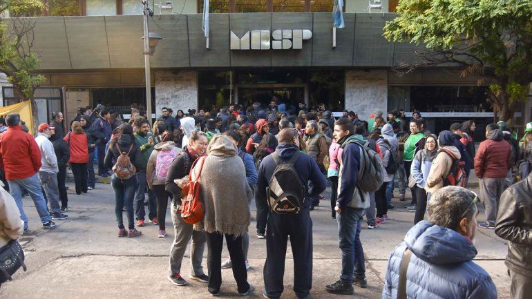 Los estatales ocuparon ayer el edificio de Hacienda. Aseguran que allí se quedarán hasta obtener una respuesta.