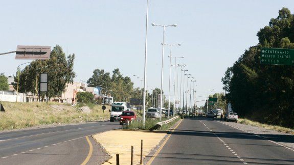 Los postes de iluminación se colocaron hace unos meses, pero aún no hay luz.