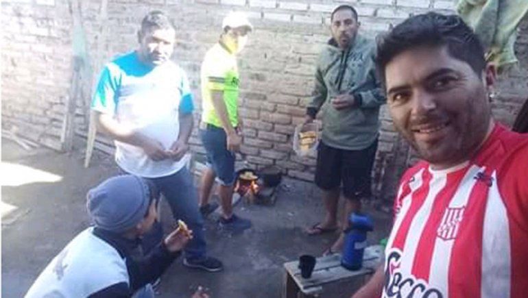 Trabajadores golondrinas: están varados, amontonados y sin trabajo en chacras de la región