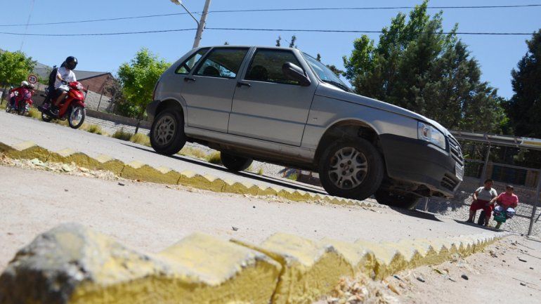 Transitar por la ciudad requiere de gran atención. Al mal estado de varias calles se le suman los nuevos reductores que