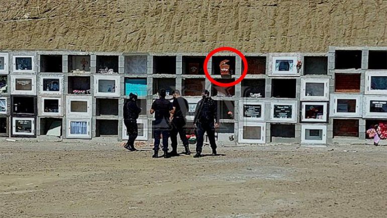 Borrachos abrieron el cajón de un familiar que murió de coronavirus para despedirse