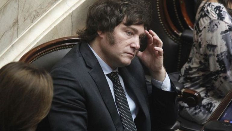 Javier Milei observa una tormenta sobre su cabeza tras el escándalo cripto.