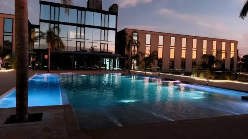 El lujoso hotel contará con dos piscinas climatizadas, entre otros chiches y confort. | LM Neuquen El lujoso hotel contará con dos piscinas climatizadas, entre otros chiches y confort.