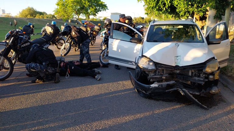 Borracho chocó a un inspector de tránsito en Avenida Argentina, huyó y terminó estrolado contra un poste