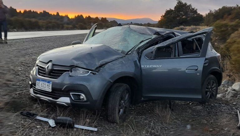 Turistas de Buenos Aires volcaron en la Ruta 40