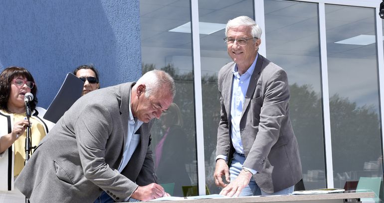 El intendente de San Patricio del Chañar, Leandro Bertoya y el presidente de la Fundación San Patricio, Juan Pablo Córdoba. El intendente de San Patricio del Chañar, Leandro Bertoya y el presidente de la Fundación San Patricio, Juan Pablo Córdoba.