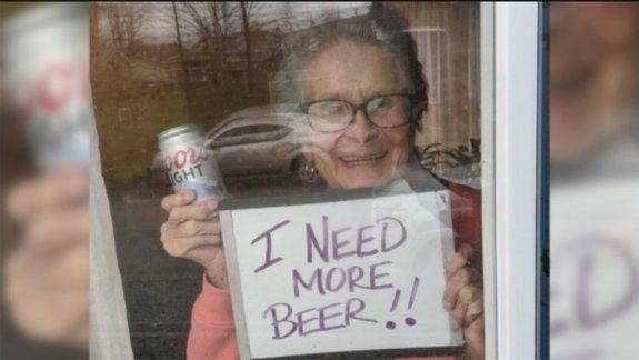 Una abuela de 92 años pide más cerveza para pasar la cuarentena
