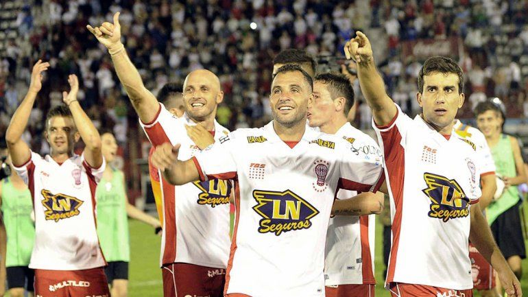 Los jugadores de Huracán les dedican el empate a Toranzo (foto) y Mendoza