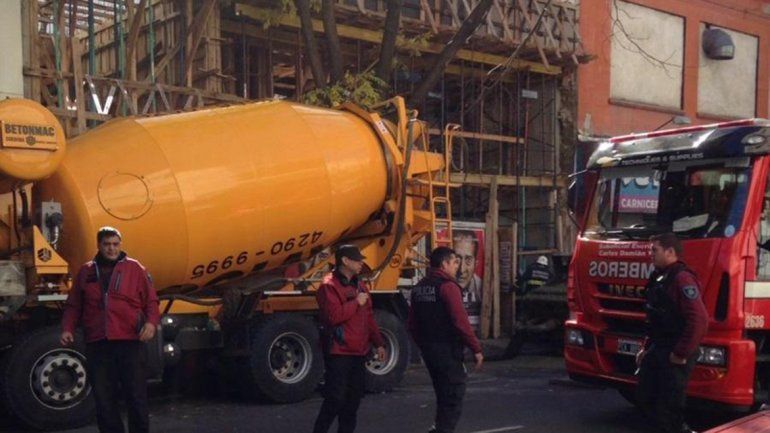 Una losa cedió y golpeó a los trabajadores que estaban debajo.