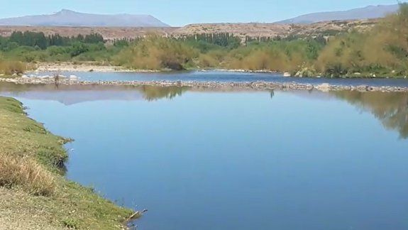 Desvían el cauce del río Agrio para el riego de un campo privado