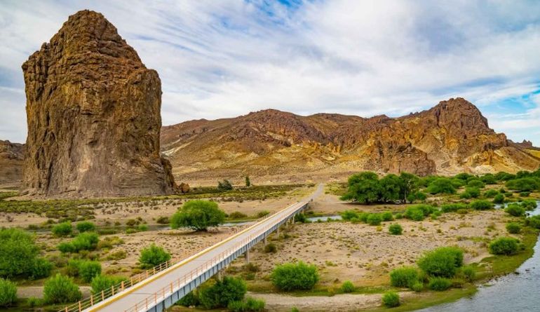Piedra Parada, un atractivo natural y arqueológico de Chubut. Piedra Parada, un atractivo natural y arqueológico de Chubut.