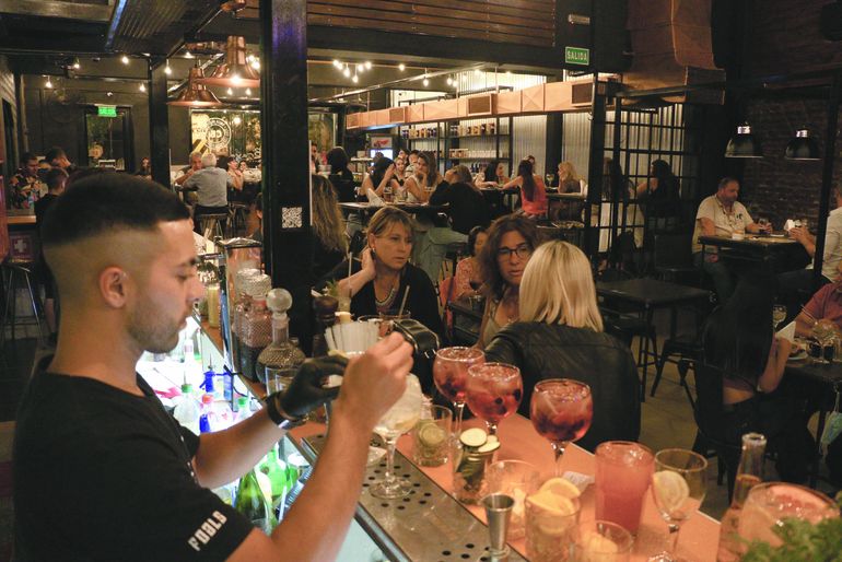 Algunos locales gastronómicos podrán habilitar espacios para que los clientes bailen. Algunos locales gastronómicos podrán habilitar espacios para que los clientes bailen.