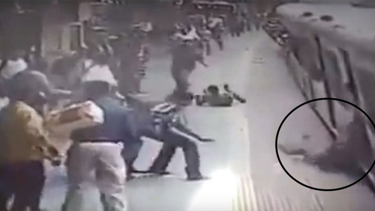 Quedó atrapada en un tren y fue arrastrada por la estación