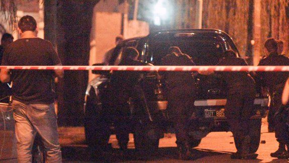 Peritos policiales trabajando en el lugar donde se produjo el tiroteo entre el policía y los delincuentes, que pretendían robarle la camioneta.