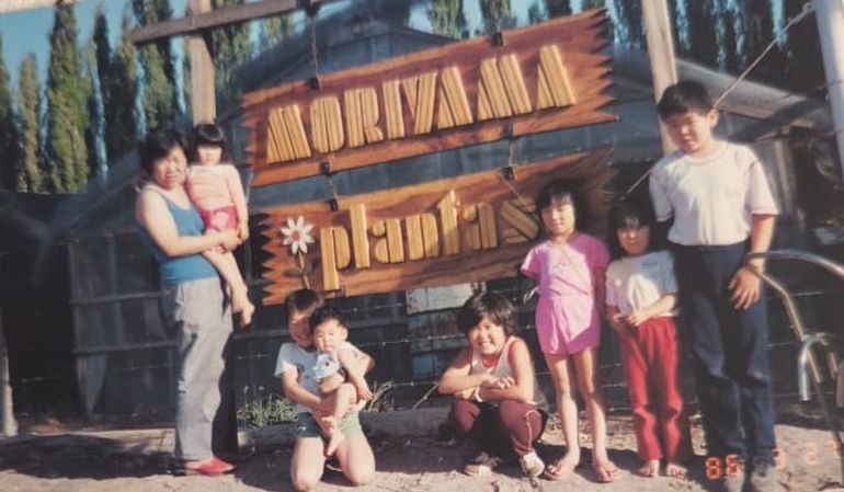 Cristina y sus hijos junto al cartel del vivero Moriyama. Cristina y sus hijos junto al cartel del vivero Moriyama.