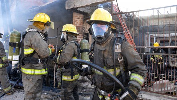 Los bomberos acudieron de inmediato al incendio en La Sirena.
