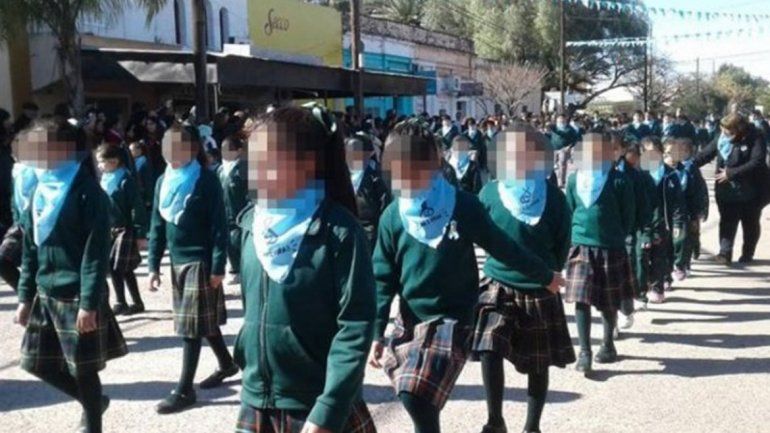 Video polémico: alumnos de un colegio marcharon con pañuelos celestes contra el aborto
