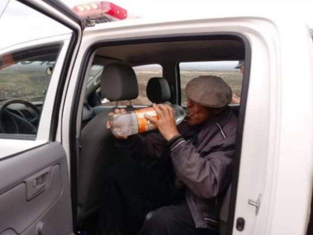 Monsalve, el hombre rescatado en el río Agrio, toma agua tras horas de caminar solo.