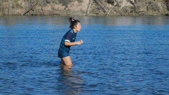 Promesa cumplida: una joven terminó en el Limay al grito de dale campeón