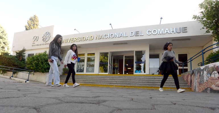Estudiantes de Trabajo Social reclaman un edificio con una clase pública