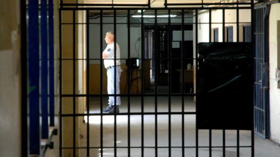 Se escapó un preso de la cárcel de Roca: es un reconocido ladrón cipoleño