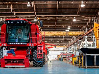 La empresa santafesina atraviesa su peor momento financiero y negocia contrarreloj un cambio de dueño para evitar la quiebra.