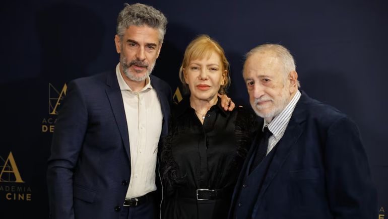Adolfo Aristarain junto a Leonardo Sbaraglia y Cecilia Roth. Adolfo Aristarain junto a Leonardo Sbaraglia y Cecilia Roth.