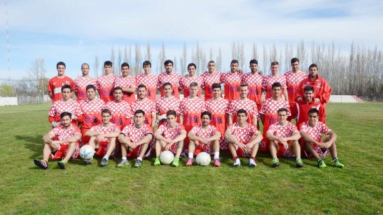 Todo listo. El plantel completo de Independiente posó para LM Neuquén en la previa al debut de hoy ante Roca en el Maiolino.