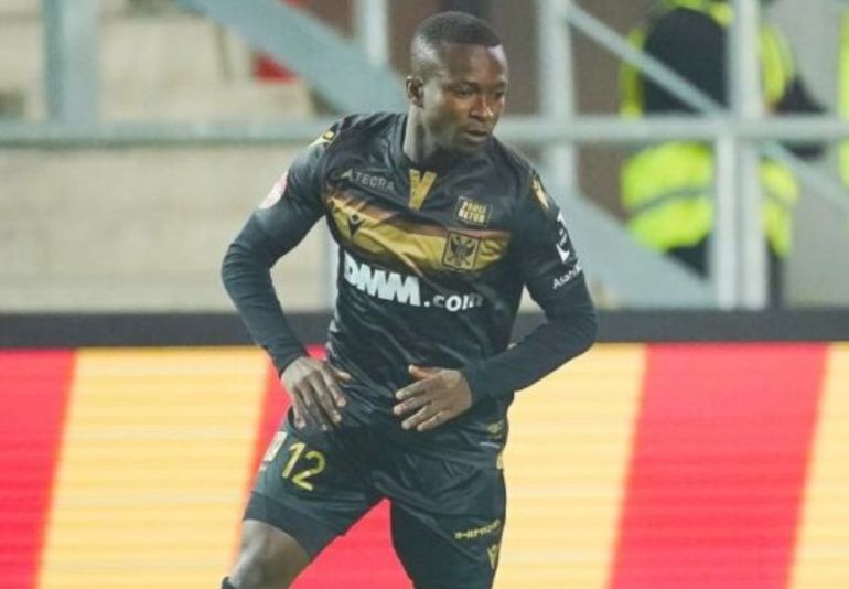 Un futbolista podría quedar discapacitado de por vida tras chocar su cabeza con un cartel publicitario Un futbolista podría quedar discapacitado de por vida tras chocar su cabeza con un cartel publicitario