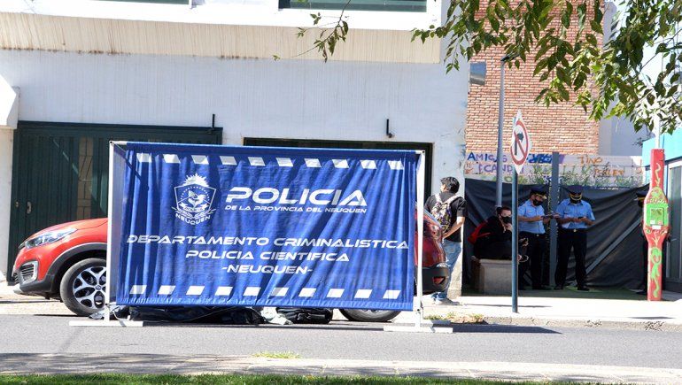 La Policía tapó el cuerpo del hombre fallecido en avenida Olascoaga para alejar a los curiosos.