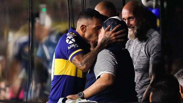 Maradona esta vez tomó distancia de Tevez y presionó a los clubes
