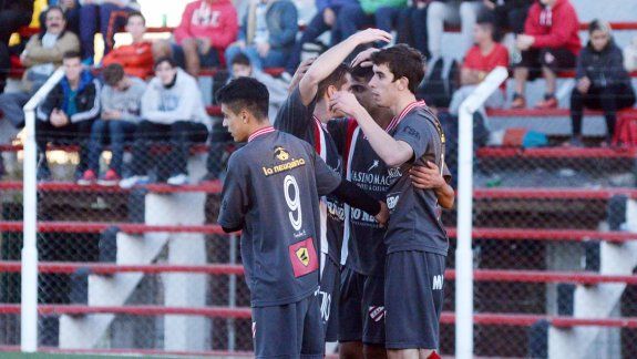 Todos felicitan a Alan Sack, autor de uno de los goles en la goleada de visitante ante el Funebrero.