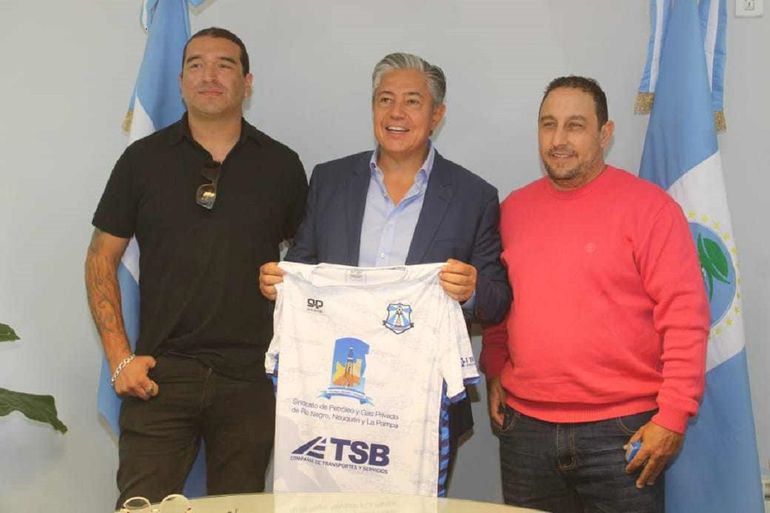 El gobernador Figueroa con la camiseta del Deportivo Rincón