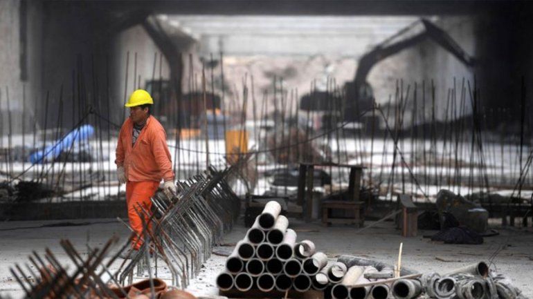 En picada: la construcción se hundió 20,5% y la industria 14,7%