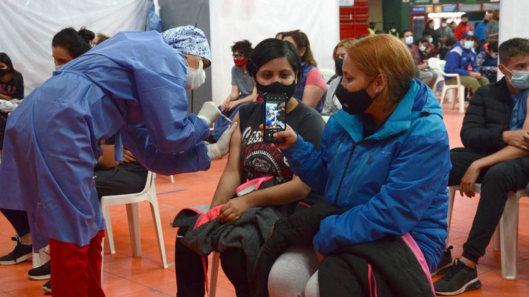 En un día, vacunaron a casi 6.100 niños y adolescentes