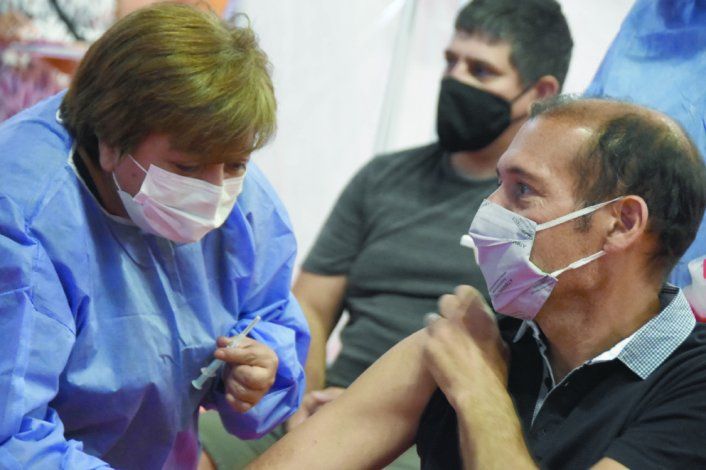 El gobernador Omar Gutiérrez se dio la segunda dosis de la vacuna Sputnik V en el estadio Ruca Che.