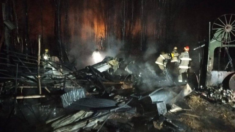 Dramático incendio de una vivienda en zona de chacras: una familia perdió todo