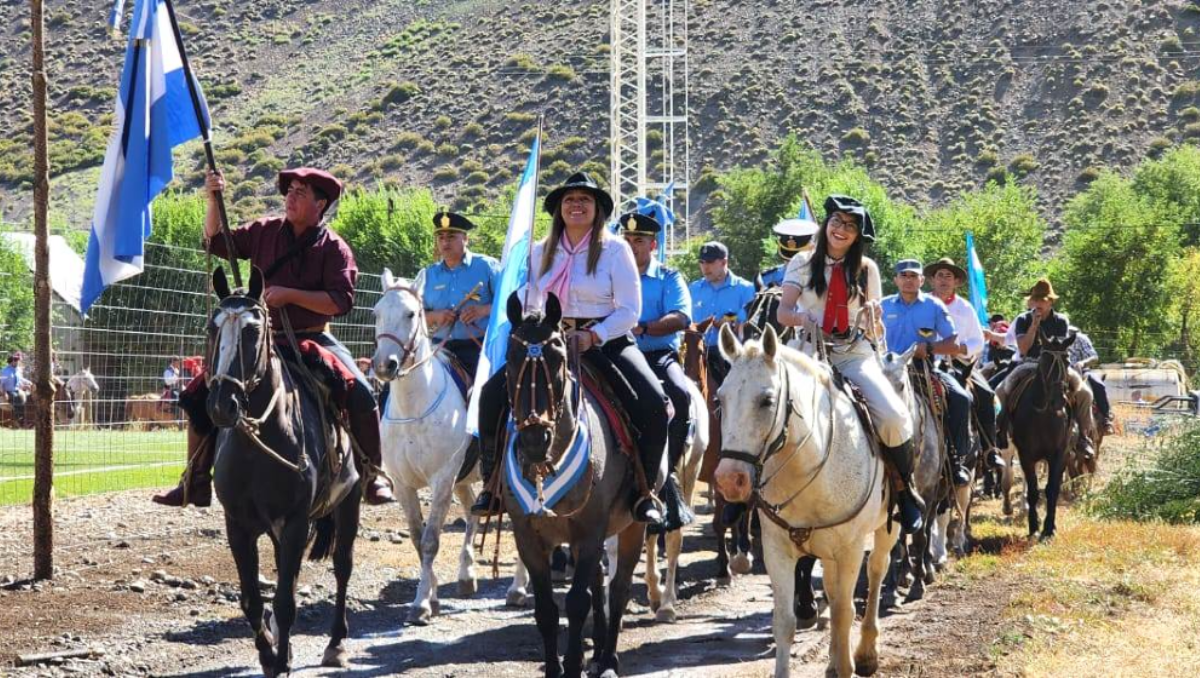 Fiesta del Pino: Manzano Amargo se vistió de gala