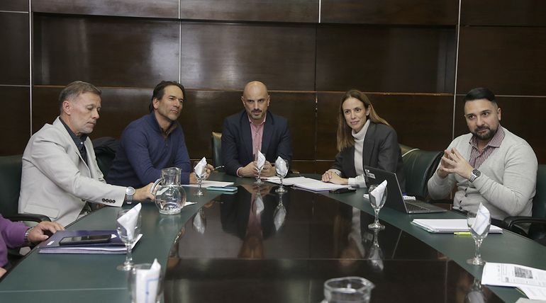 Funcionarios neuquinos, junto a miembros de la misión evaluadora de la CAF. Funcionarios neuquinos, junto a miembros de la misión evaluadora de la CAF.