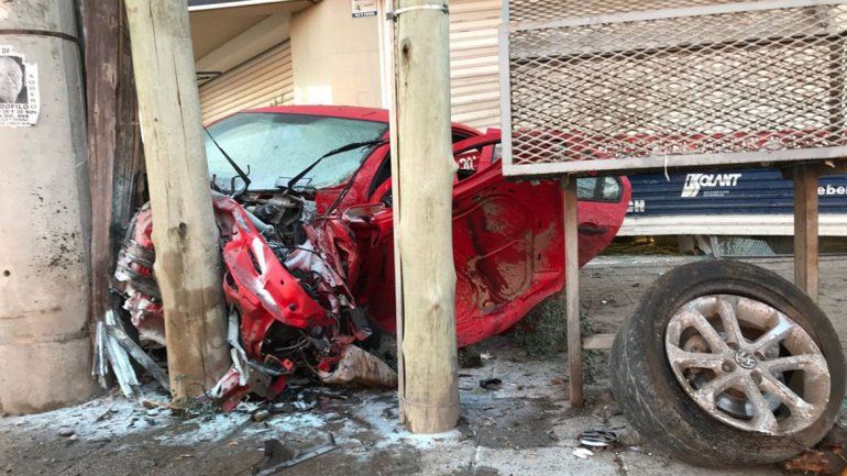 Se salvaron de milagro: perdieron el control, chocaron autos estacionados y se incrustaron en un poste