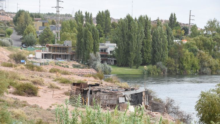 Un hombre fue asesinado a puñaladas por la ex pareja de su novia