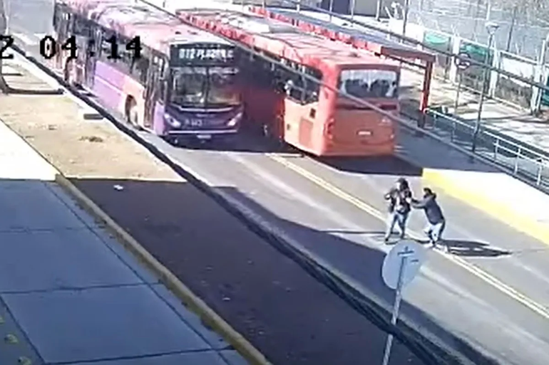Video: un colectivo arolló a una pareja que cruzó por la mitad de la calle