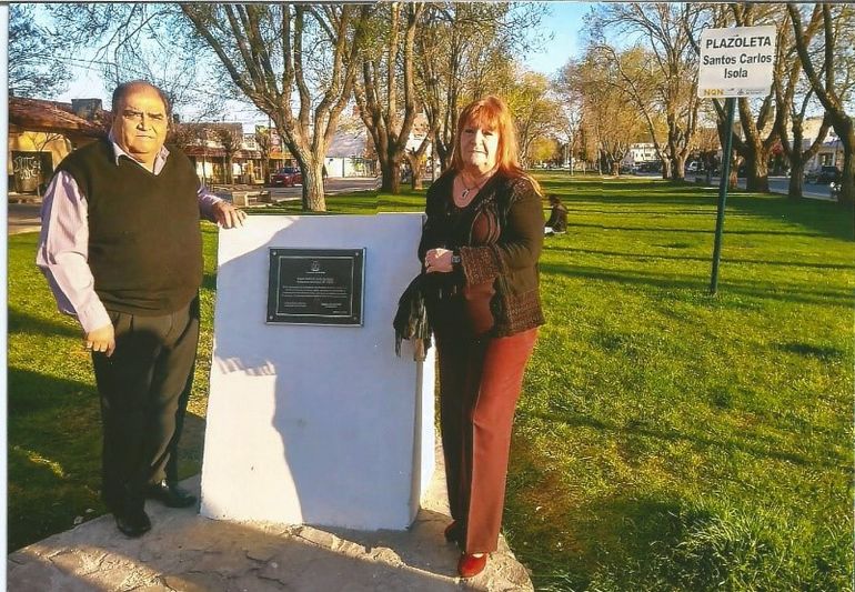Su hija Alicia Isola y esposo en la plazoleta de Avda. Olascoaga   que lleva el nombre de don Isola.