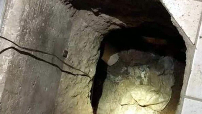 Cavó un túnel hasta lo de su amante: los hallaron en la cama