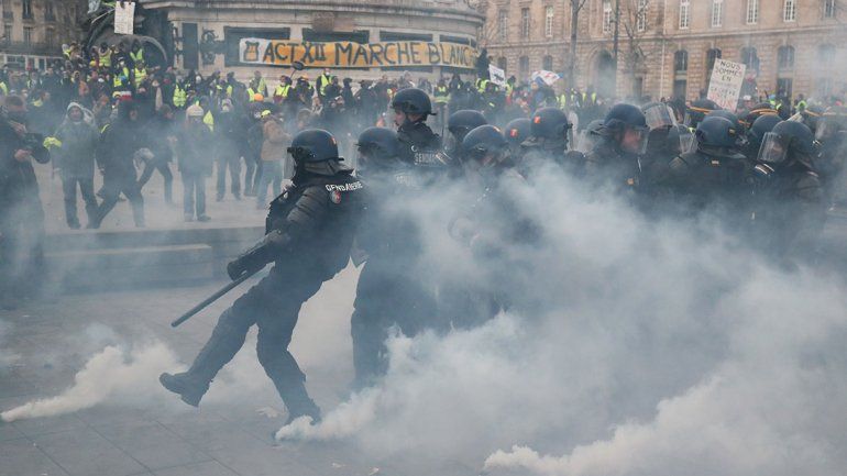Chalecos amarillos: otra vez violencia y heridos en Francia