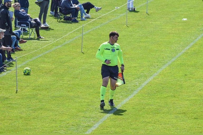 El árbitro en plana acción en uno de los partidos en una de las series del fútbol danés: 
