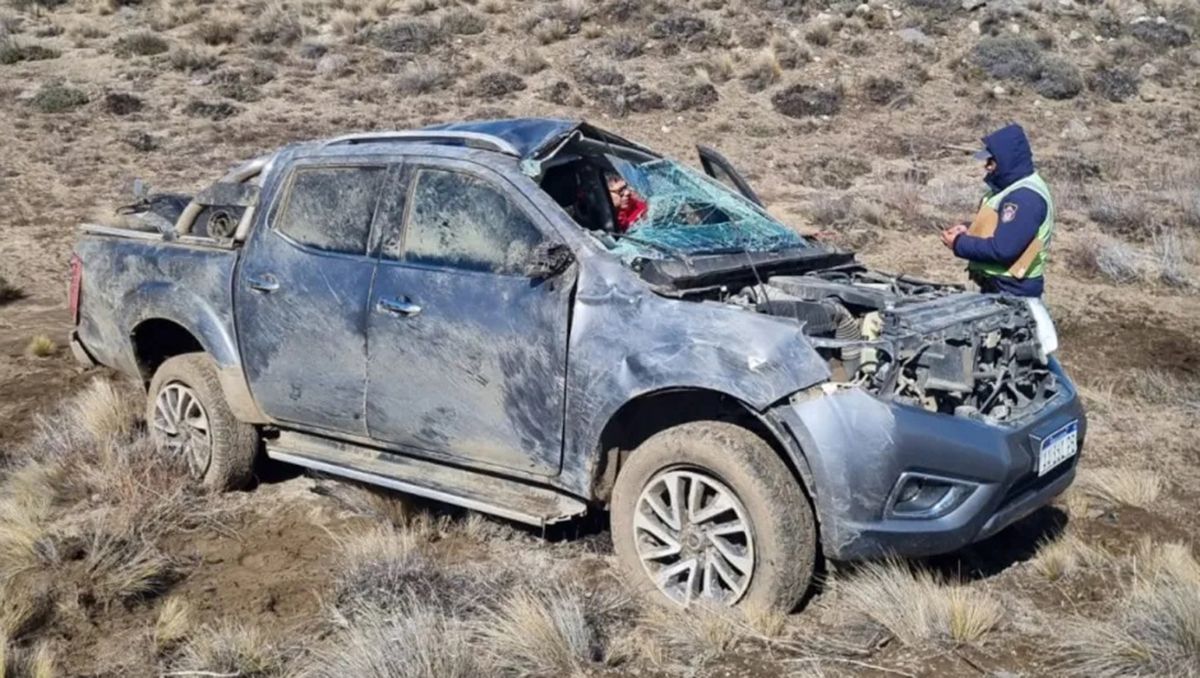 Una mujer hospitalizada tras vuelco con su camioneta