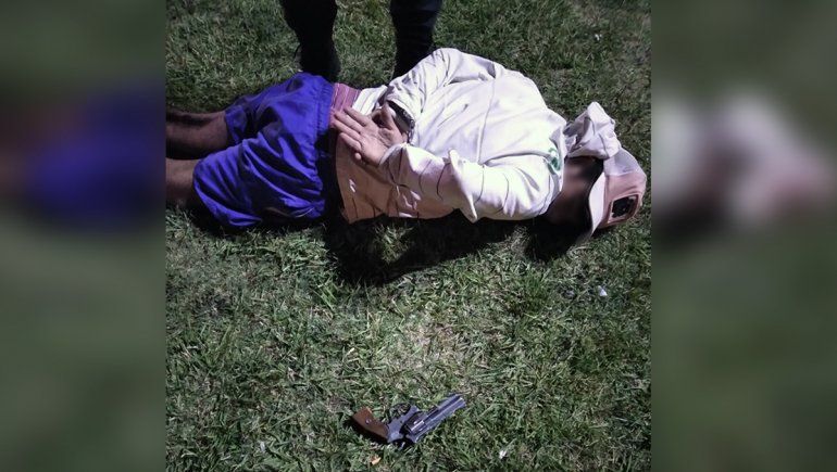 Lo vieron armado en un estacionamiento y la Policía lo detuvo