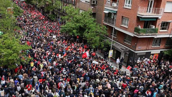 España: miles de personas marcharon para pedir que Pedro Sánchez no renuncie